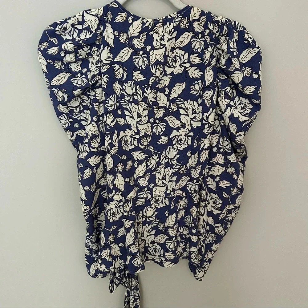 ASTR the Label Periwinkle Floral Puff Sleeve Wrap Blouse Size Medium